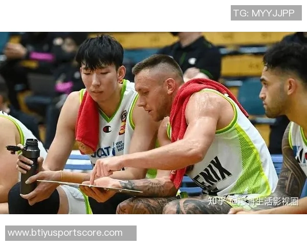 阿贾在关键时刻连续失手险些失利38分钟内贡献21分10板5助2帽表现出色